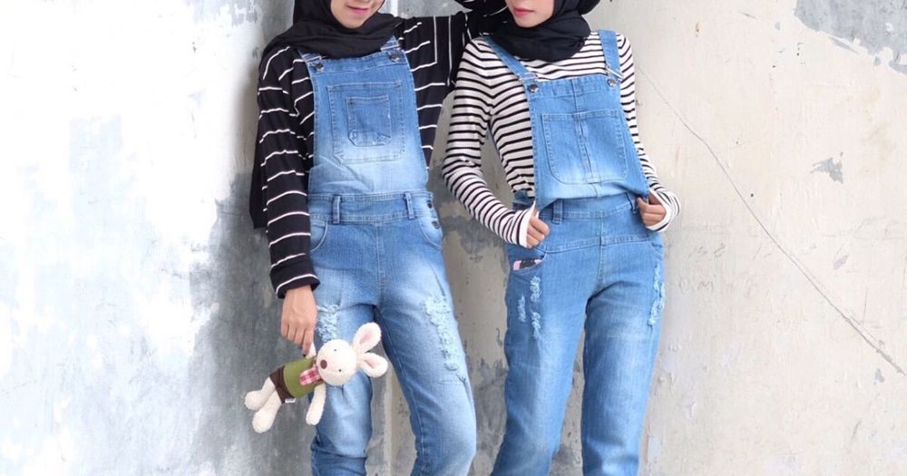 8 Gaya Hijab Anggun dengan Baju Berbahan Jeans atau Denim 