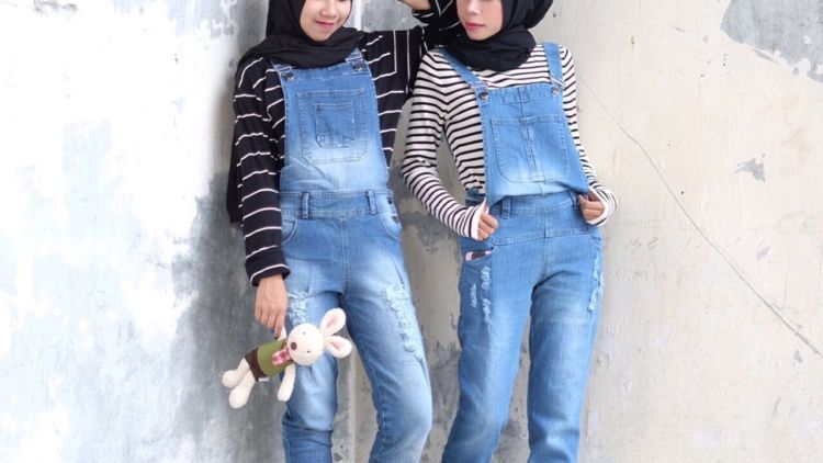 8 Style Hijab dengan Baju Berbahan Jeans atau Denim