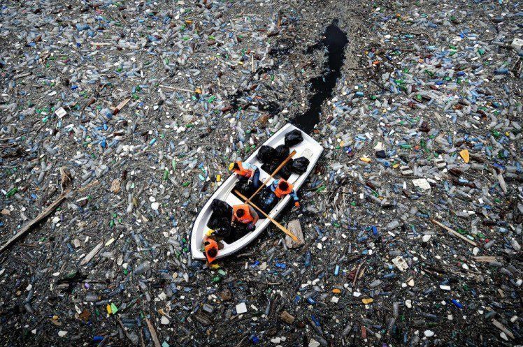 ini di laut, lama-lama bakal ketutup sama sampah