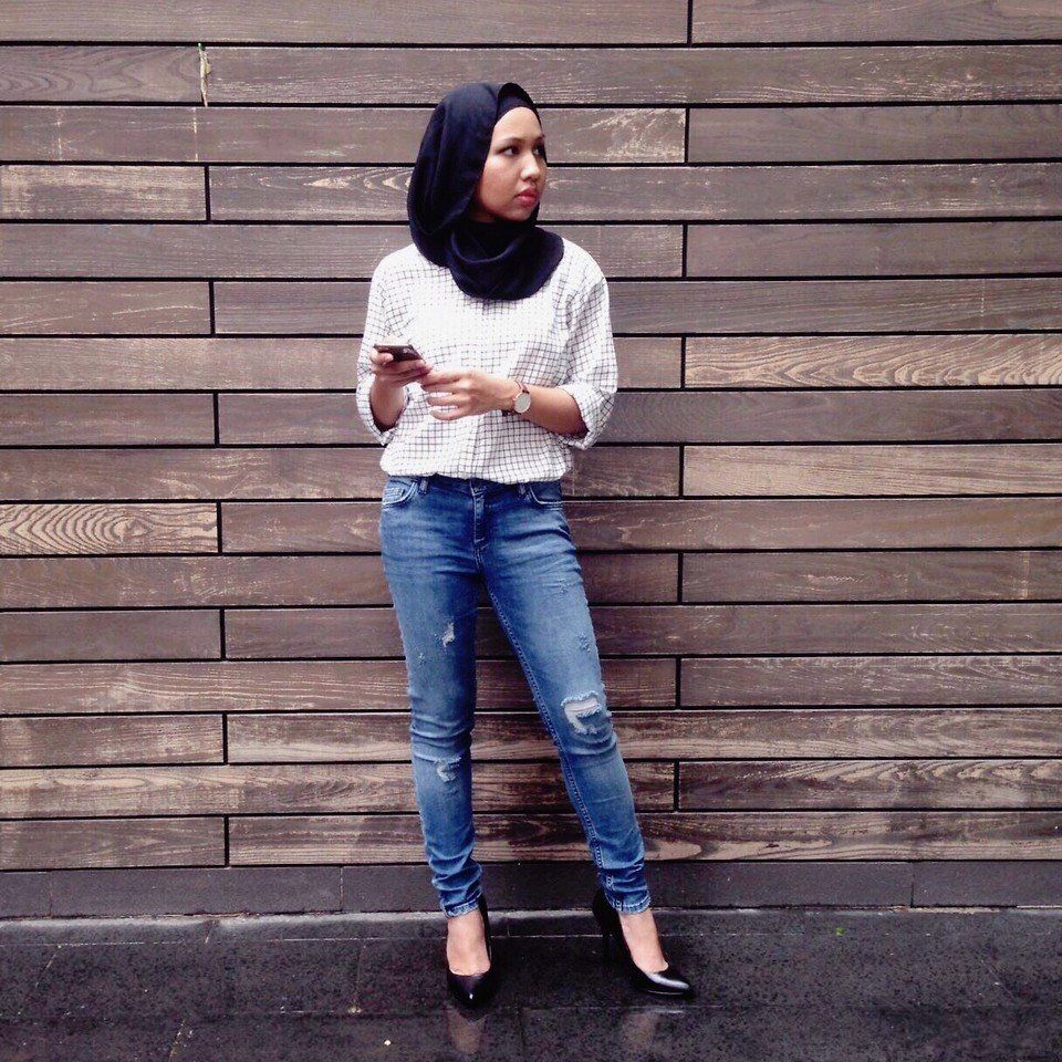 Siapa Bilang Cewek Berhijab Nggak Bisa Pakai Celana Jeans Sobek-sobek? Gini Nih Caranya!