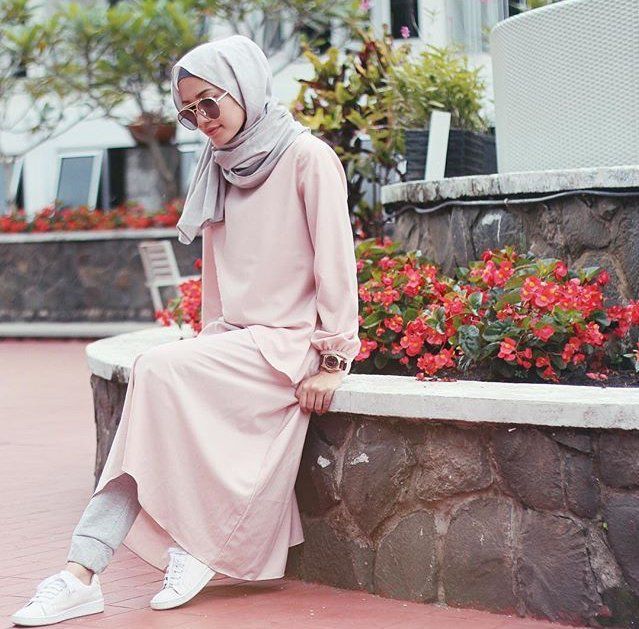 9 Inspirasi Style Dress Midi untuk Hijab Sopan dan Kasual Tanpa Ribet