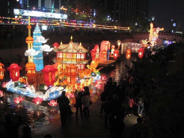 ini sungai lho. pas ada festival lampion dan lentera. indah ya?