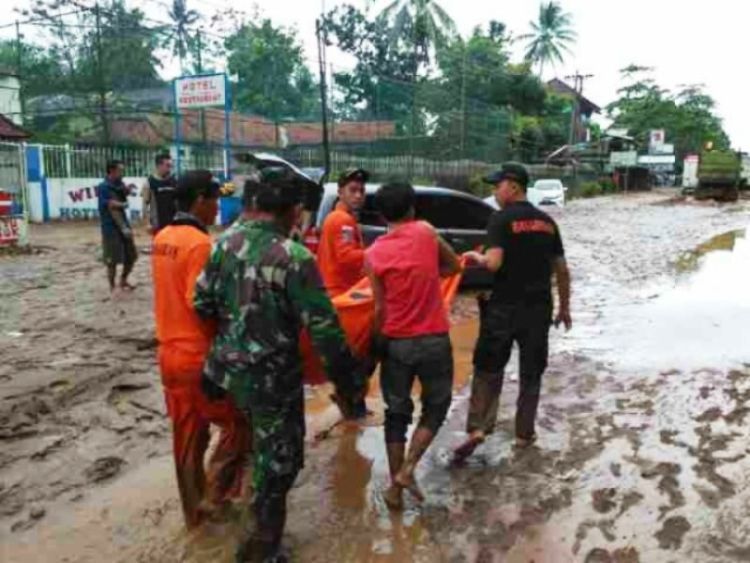 Empat orang tewas dalam kendaraan saat terjebak banjir