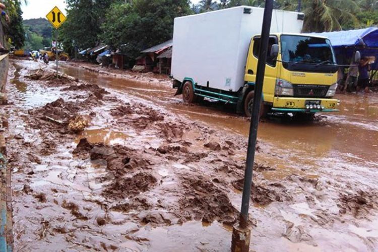 Banjir memutus akses di pesisir barat Banten.