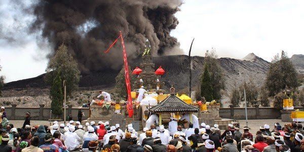 Bromo Berstatus Waspada! Erupsi Nggak Menghalangi Suku Tengger untuk Upacara Kasada