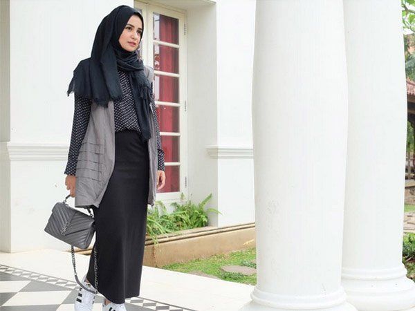 Padu Padan Gaya Kasual Hijab dan Vest yang Bisa Kamu Pakai