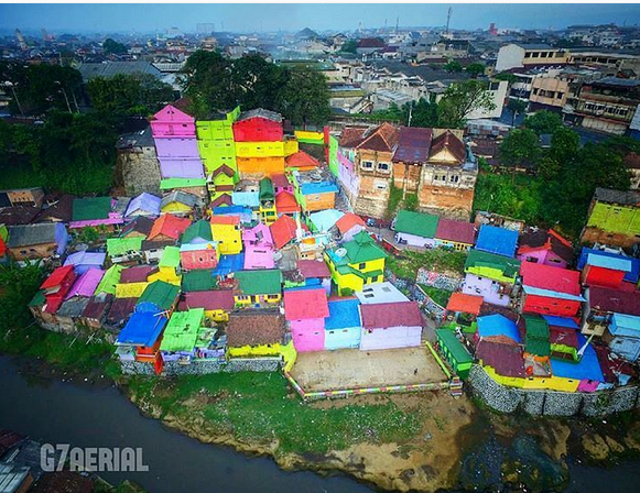 Ini Malang, Bukan Luar Negeri. Yuk Kunjungi Kampung Warna Warni yang Menyenangkan Hati!