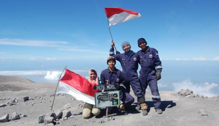 Bertemu teman dan lingkungan baru waktu mendaki gunung