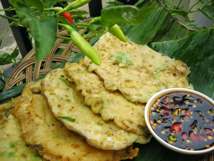 Mau disantap dengan cabai rawit atau kecap pedas, Tempe Mendoan memang nikmat!