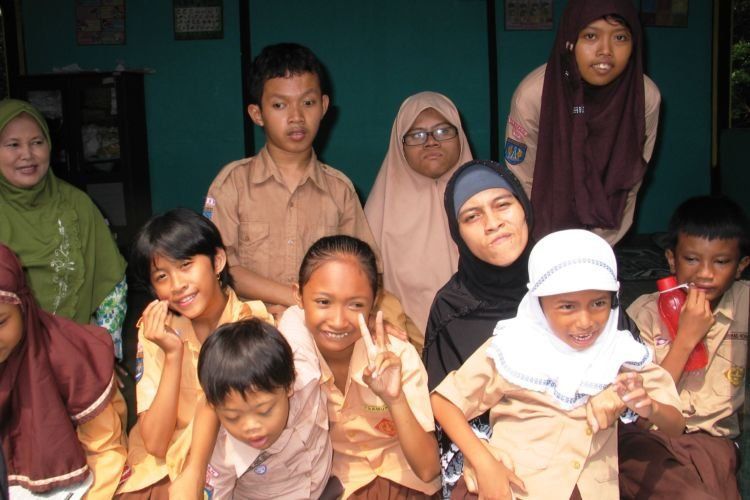 Nina bersama murid-muridnya.