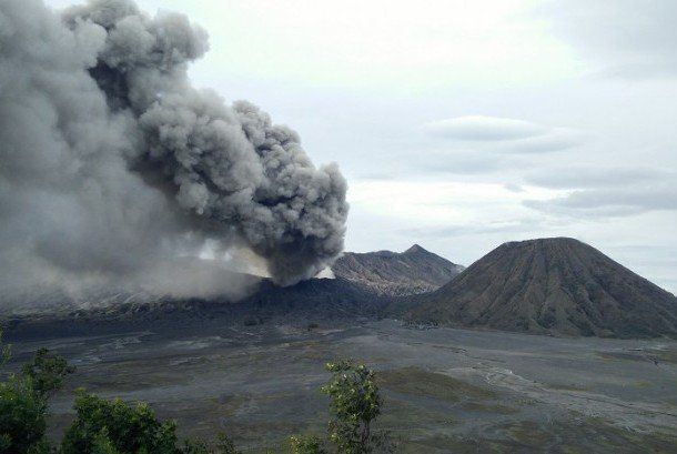 Bromo masih erupsi