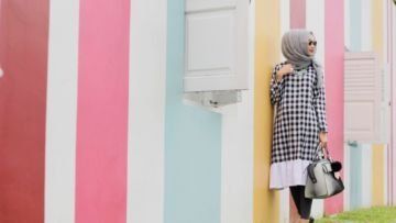 9 Inspirasi Style Dress Midi untuk Hijab Sopan dan Kasual Tanpa Ribet