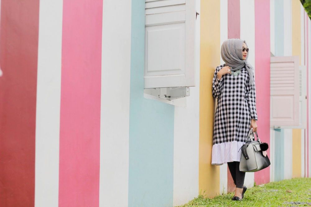 9 Inspirasi Style Dress Midi untuk Hijab Sopan dan Kasual Tanpa Ribet