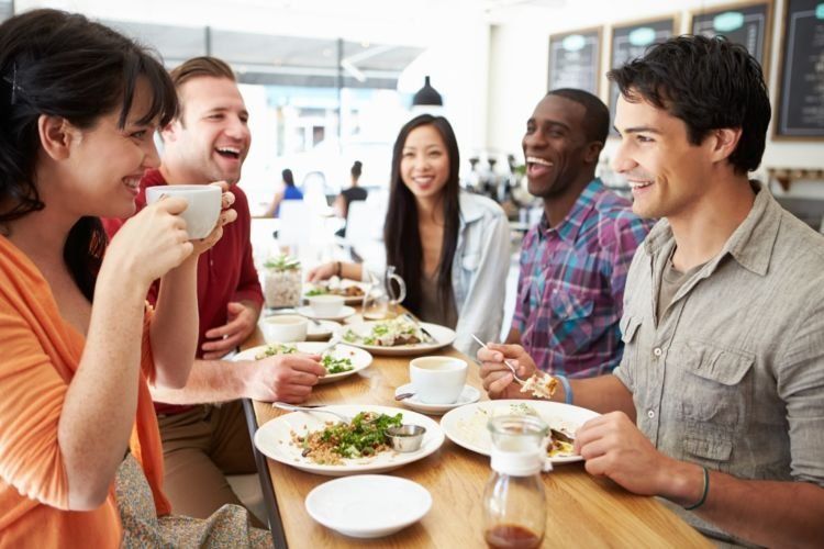 Kumpul bareng teman emang menyenangkan