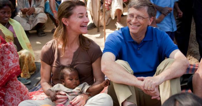 Bill Gates ketika mengunjungi pengungsi di India.