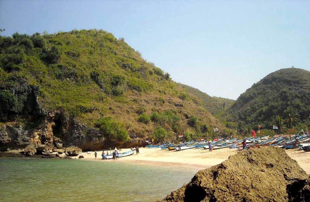 Bukit yang dilihat dari Pantai Ngrenehan