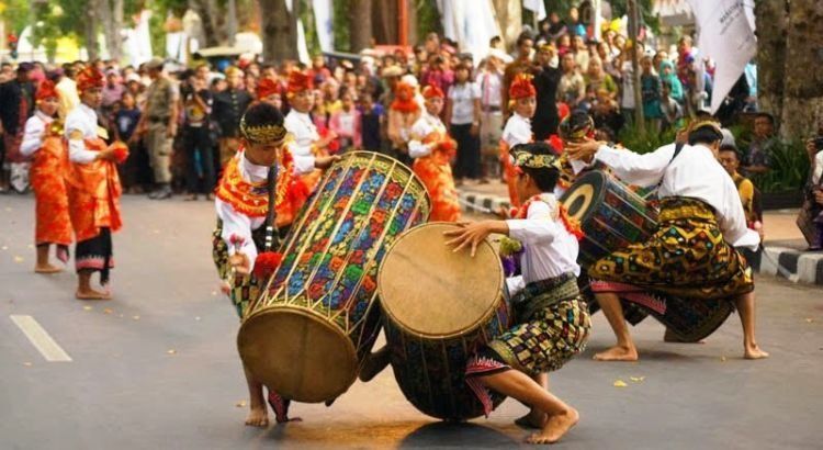 Pertunjukan tari Gendang Beleq dijamin menghibur hatimu yang terluka.