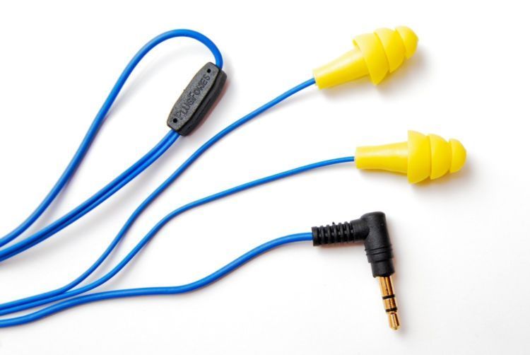 jangan lupa bawa earphone, kali sebelahmu ada yang mendengkur. hihiii