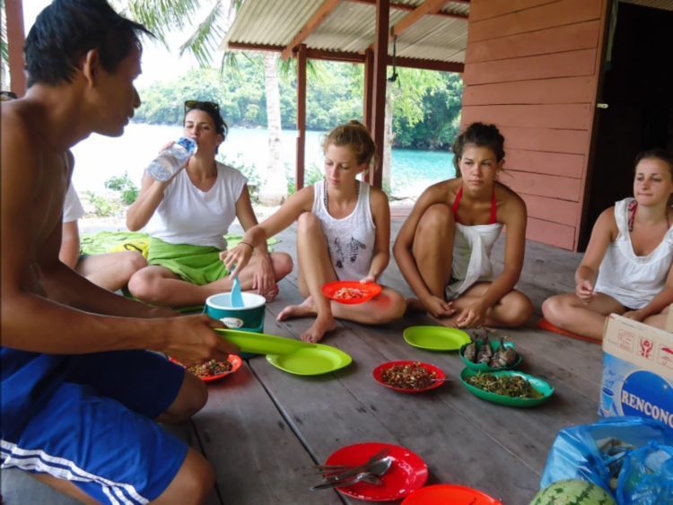 Menghormati penduduk lokal