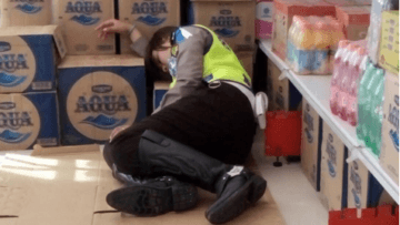 Polwan Ini Bikin Ramai Gara-Gara Ketiduran di Minimarket, Kenapa Ya Banyak yang Memuji?