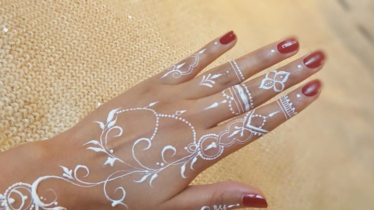 henna putih simple