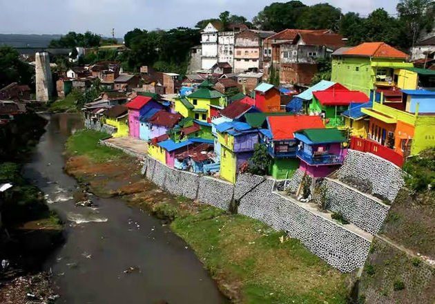 ada desa warna-warni di bantaran kali Brantas ini