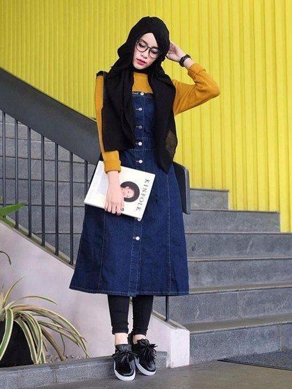 blouse kuning dengan midi dress denim