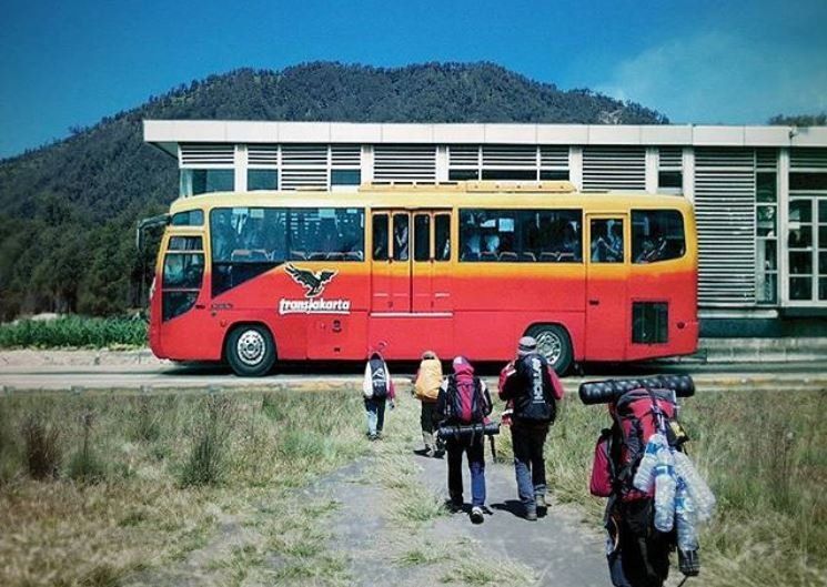 Coba deh bayangin gimana kalo ada halte transjakarta di Semeru