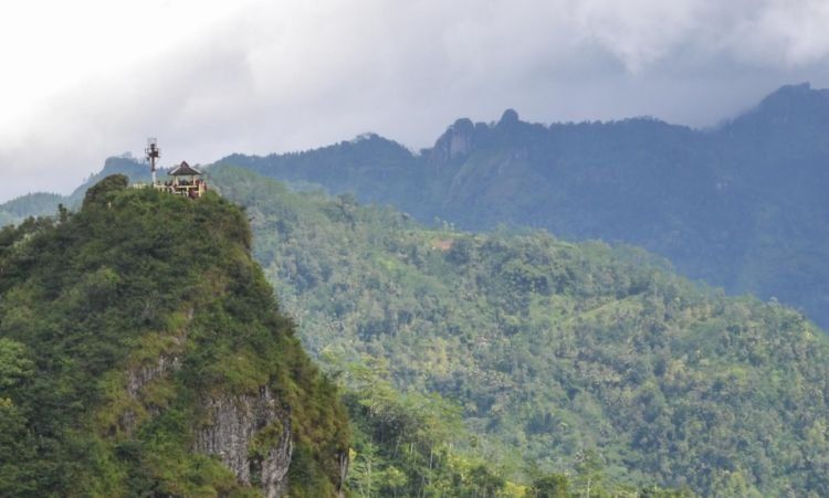 Puncak Suroloyo punya pemandangan yang indah plus udara sejuk