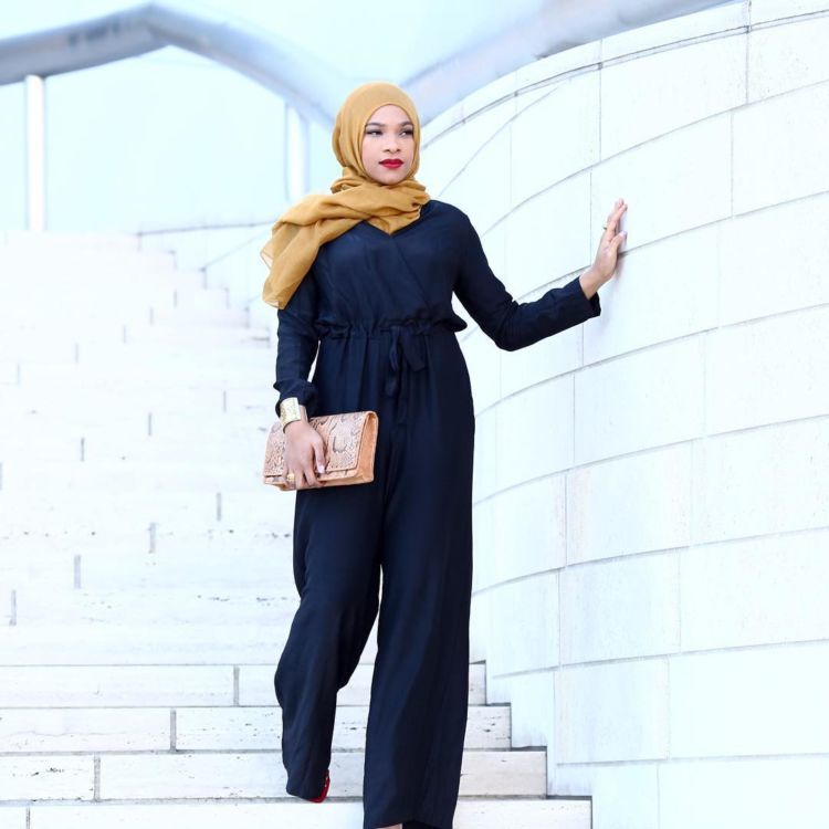 jumpsuit hitam dan hijab krem yang didesain oleh Ibtihaj.