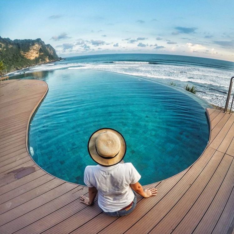 Berenang sambil memandangi indahnya pantai