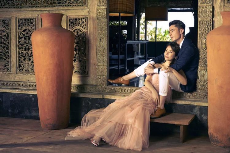 ukiran bali cantik dijadikan background yang pas di foto prewed ini