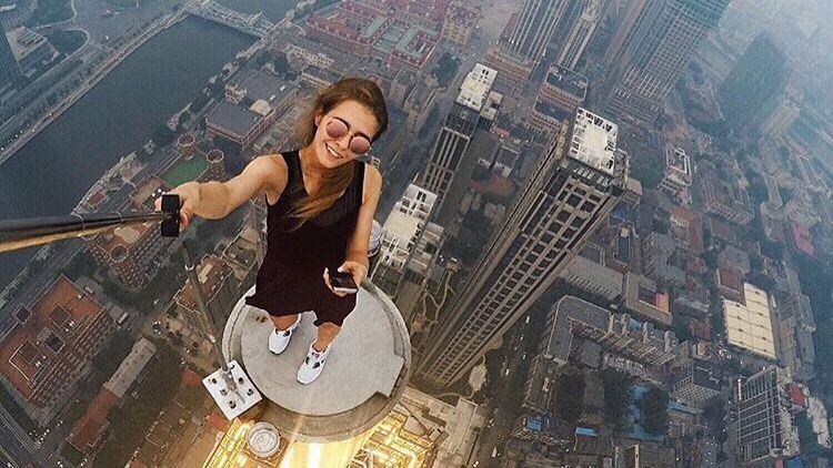 Angela Nikolau, Cewek Penantang Maut yang Hobi Selfie di Gedung Pencakar Langit! Serem Deh Liatnya