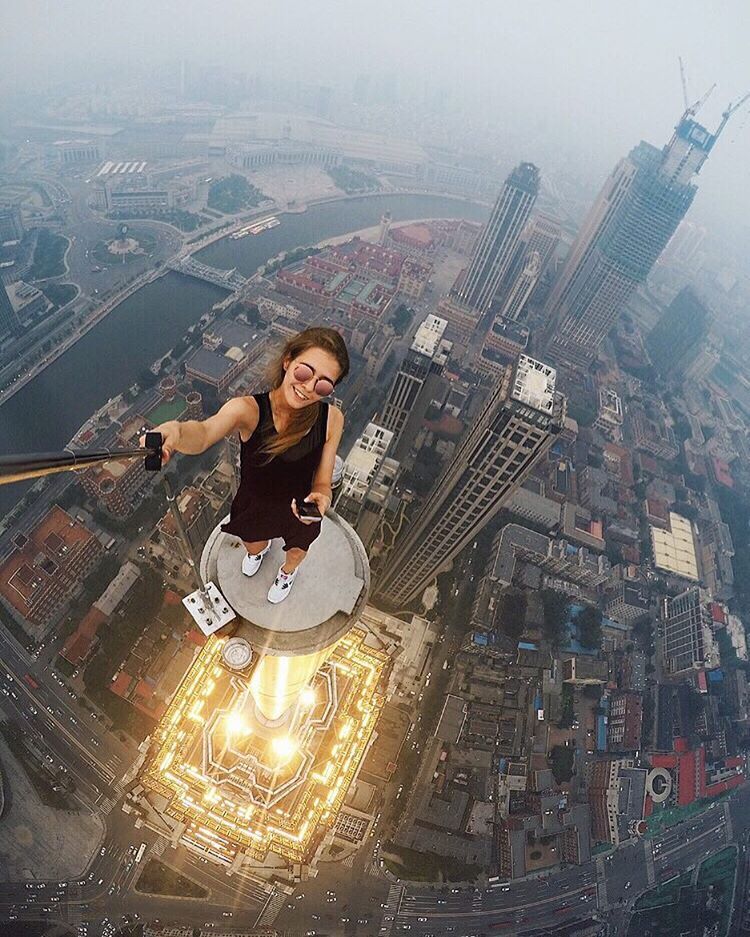 Angela Nikolau, Cewek Penantang Maut yang Hobi Selfie di Gedung Pencakar Langit! Serem Deh Liatnya