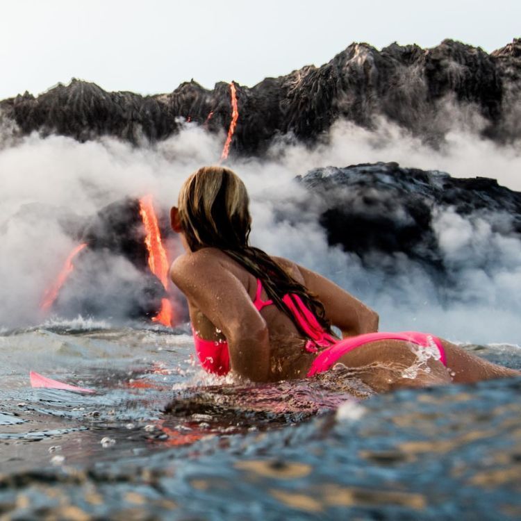 Alison Teal yang berenang dekat lava