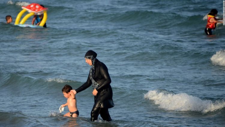 Muslimah berburkini di pantai