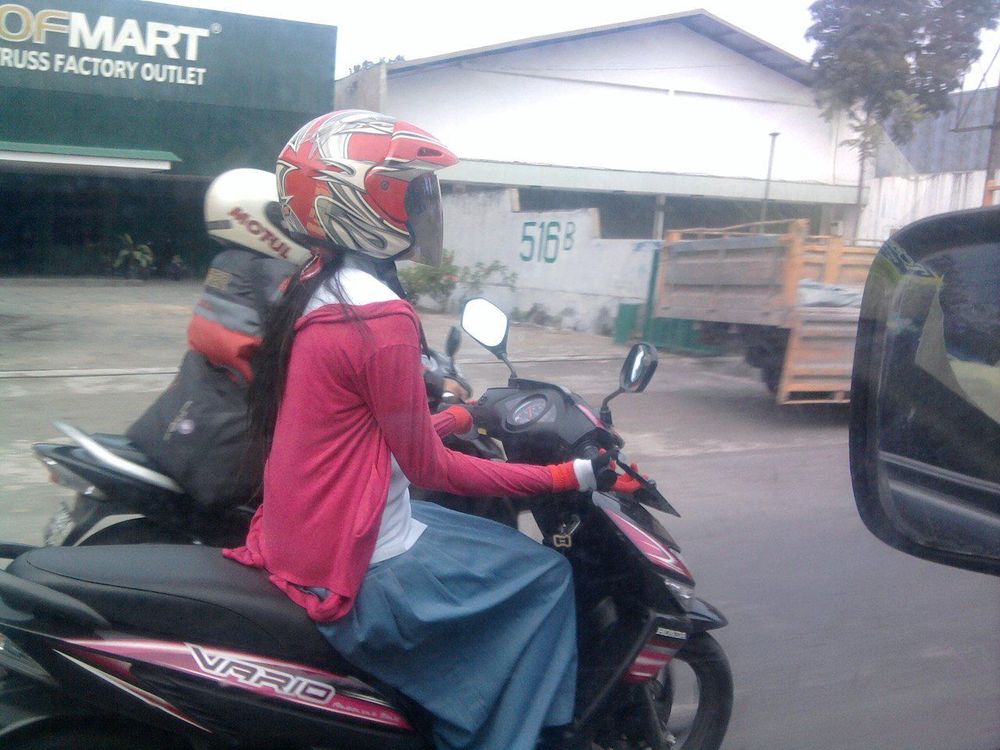 Cewek Mah Kalau Nyetir Motor Suka Gitu, Gak Mau Kalah