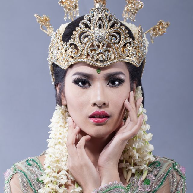 Meski Berat dan Bikin Pusing, 9 Mahkota Pengantin Adat ini Memang Bikin Anggun dan Elegan