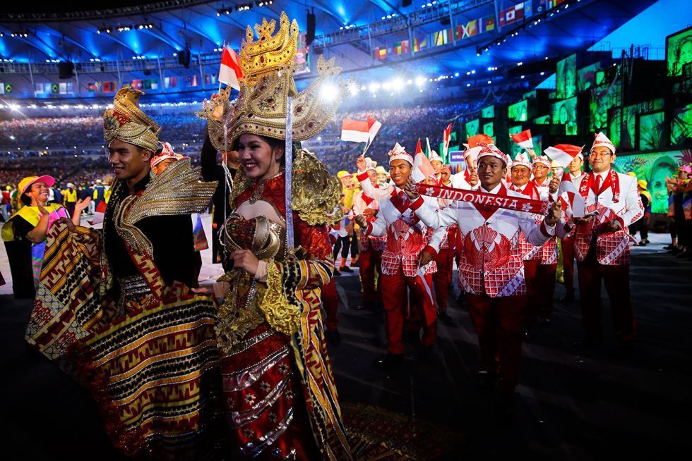 Kostum Kontingen Indonesia di Olimpiade Rio Dipuja Dunia. Di Indonesia Justru Dihina!