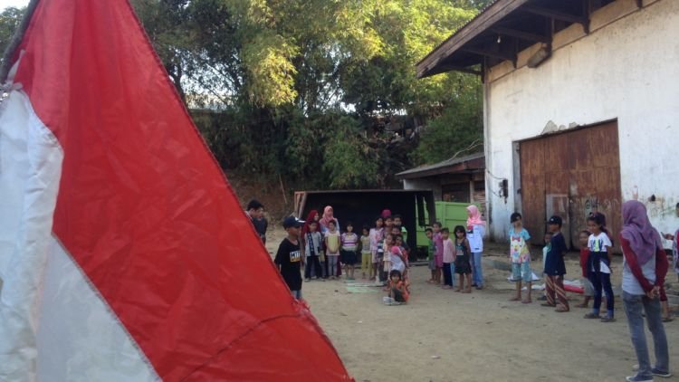 Ditengah Gunungan Sampah, Kami Kibarkan Bendera Merah Putih untuk Melanjutkan Sejarah