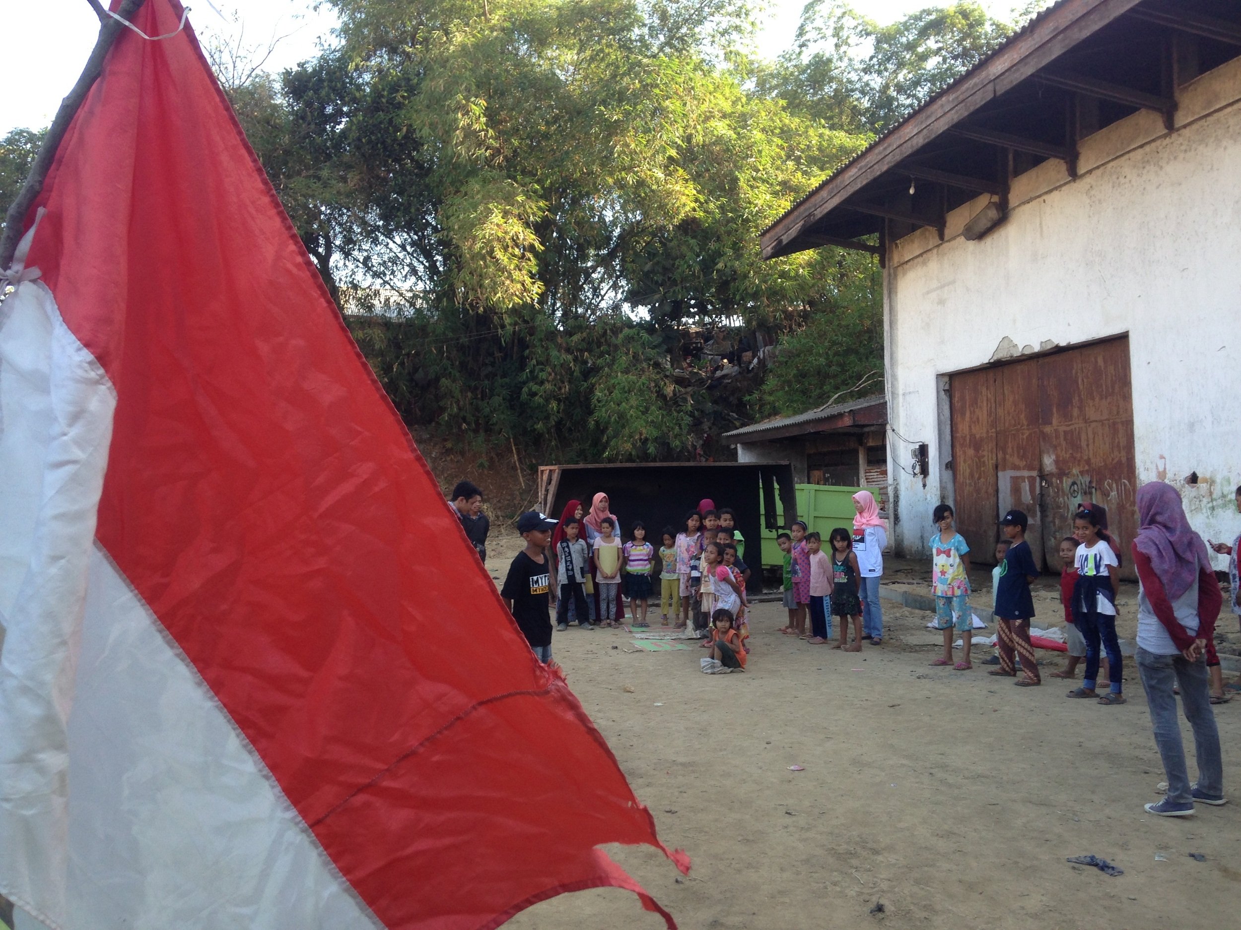 Ditengah Gunungan Sampah, Kami Kibarkan Bendera Merah Putih untuk Melanjutkan Sejarah