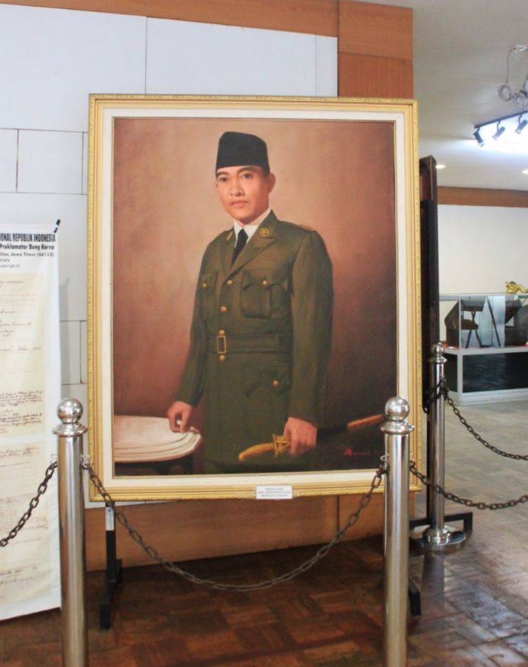 jinnya dulu itu ceritanya dia kalah gitu sama Bung Karno, lalu tunduklah dia hingga kini