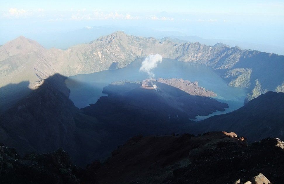 Gunung Barujari di Rinjani Meletus. Pendaki Panik Jelang 