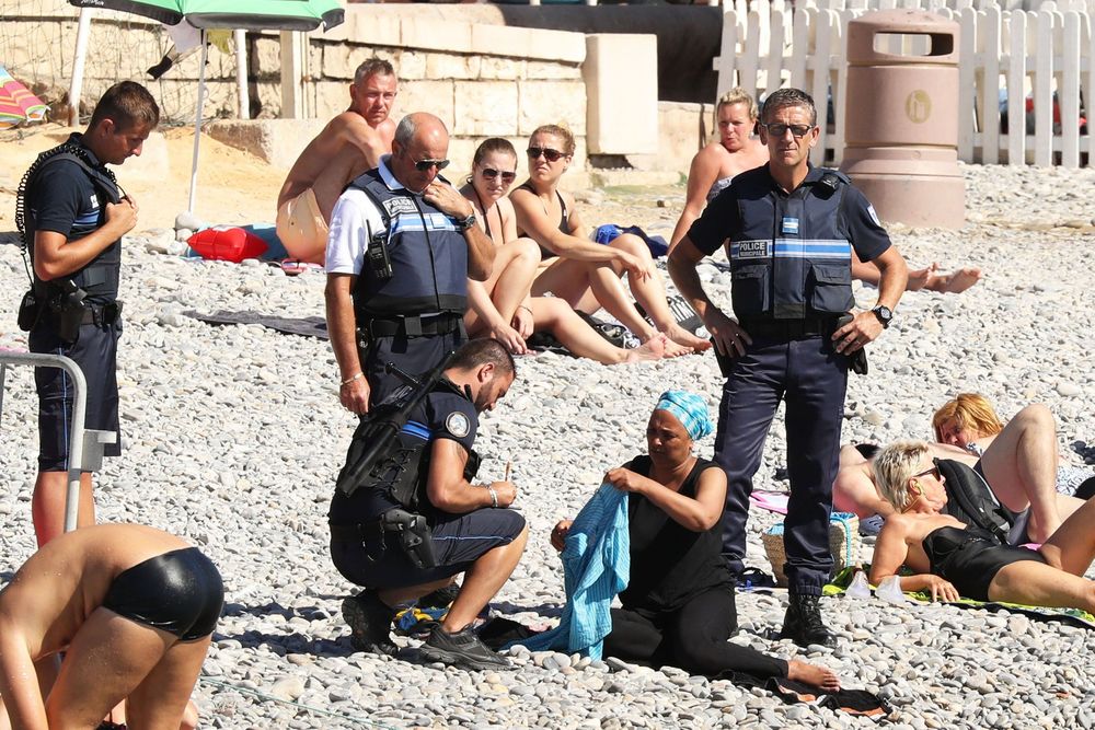 Polisi Memaksa Muslimah Lepas Burkini saat Liburan di Pantai. Bukti Prancis Makin Rasis kepada Islam!