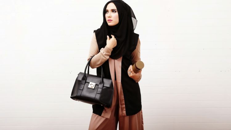 5 Inspirasi Office Look Hijab Ini Membantumu Tampil Menarik Saat Interview Kerja