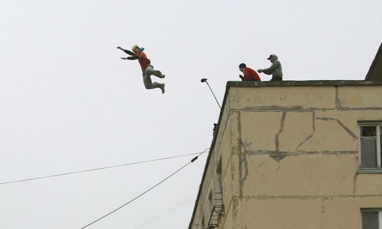 Tenang, ini lagi latihan parkour kok. :D