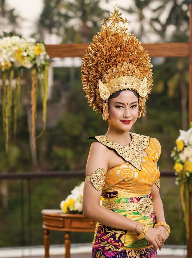 Meski Berat dan Bikin Pusing, 9 Mahkota Pengantin Adat ini Memang Bikin Anggun dan Elegan