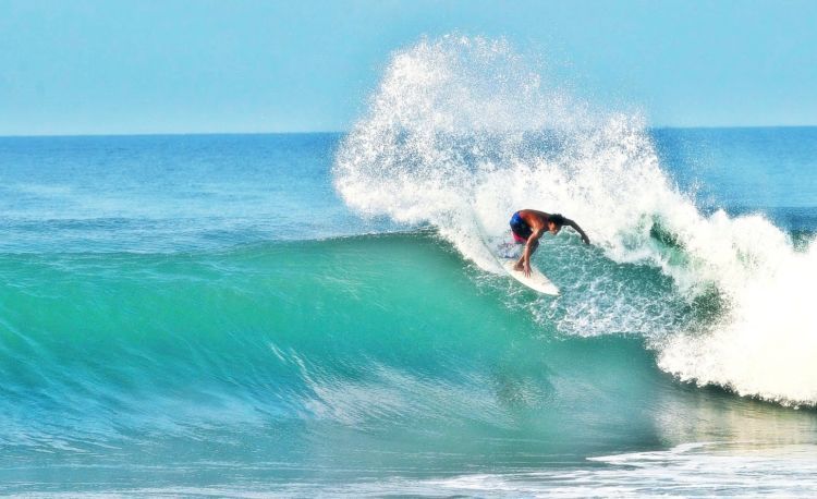 Berselancar di Pantai Cimaja