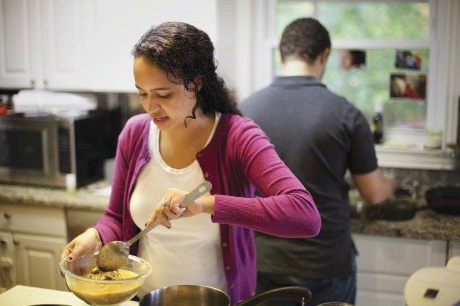 Mending masak berdua aja bareng si dia, biar hemat.