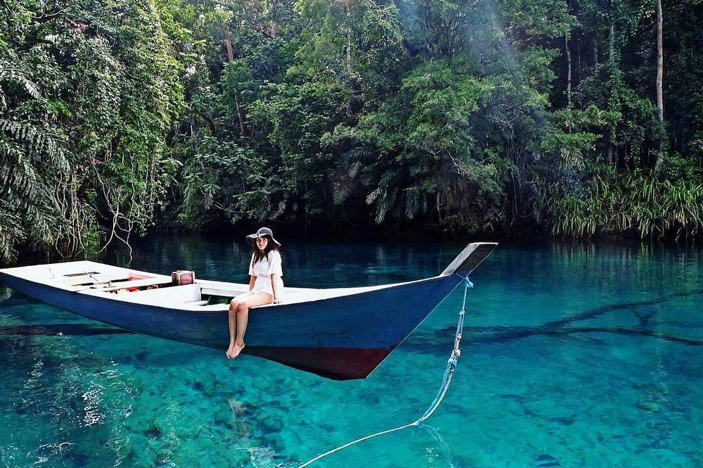 Menikmati Indahnya Danau Labuan Cermin di Kalimantan. Surga Dua Rasa yang Memanjakan Mata!